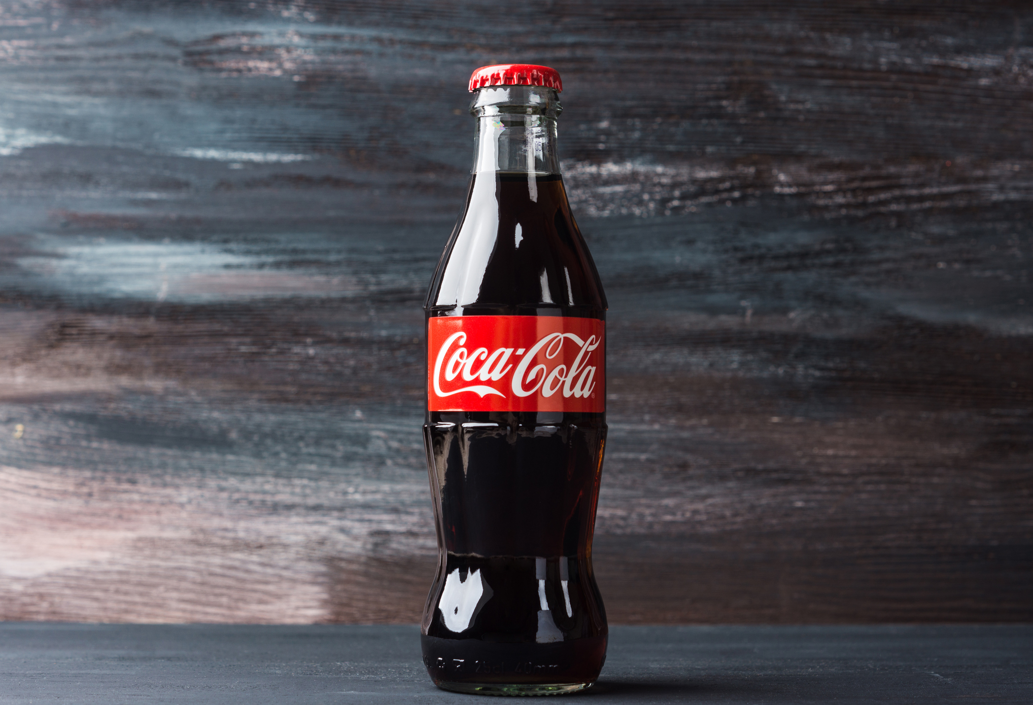 напиток Coca-cola в стеклянной бутылке